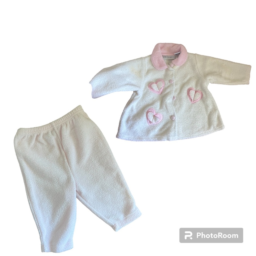 ◻️FIRST IMPRESSIONS: Girl size 6-9 months, fuzzy pullover & sweatpants set◻️